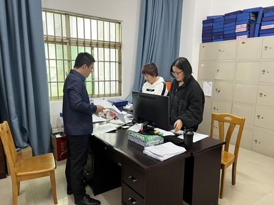 覃塘區(qū)直屬機關后勤服務中心開展車隊工作臺賬檢查，以臺賬促管理，提升后勤服務保障效能
